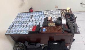 Ocupan arma de guerra, chalecos antibalas y dinero durante allanamiento en Gaspar Hernández