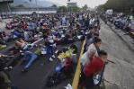 Abandonan a 215 migrantes encerrados en un camión en una carretera de México Abandonan a 215 migrantes encerrados en un camión en una carretera de México