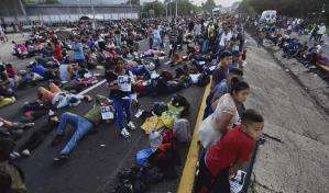 Abandonan a 215 migrantes encerrados en un camión en una carretera de México