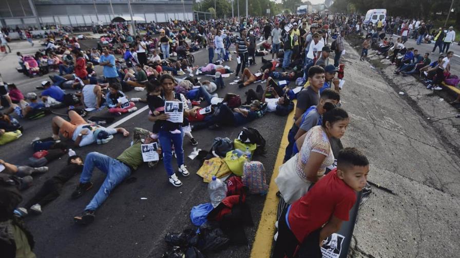 Abandonan a 215 migrantes encerrados en un camión en una carretera de México