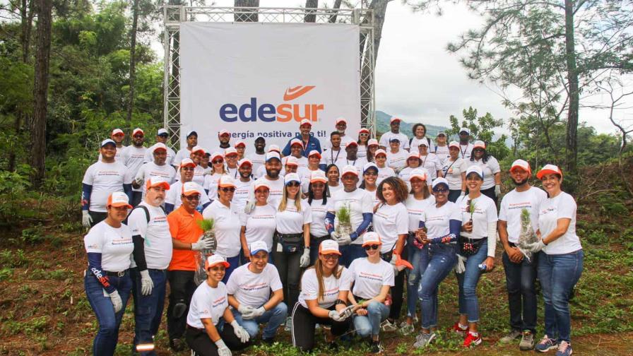 Edesur promueve la sostenibilidad con jornada de reforestación en San Cristóbal
