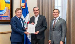 Abinader recibe resolución que declara a RD como “Capital mundial del derecho y la justicia”