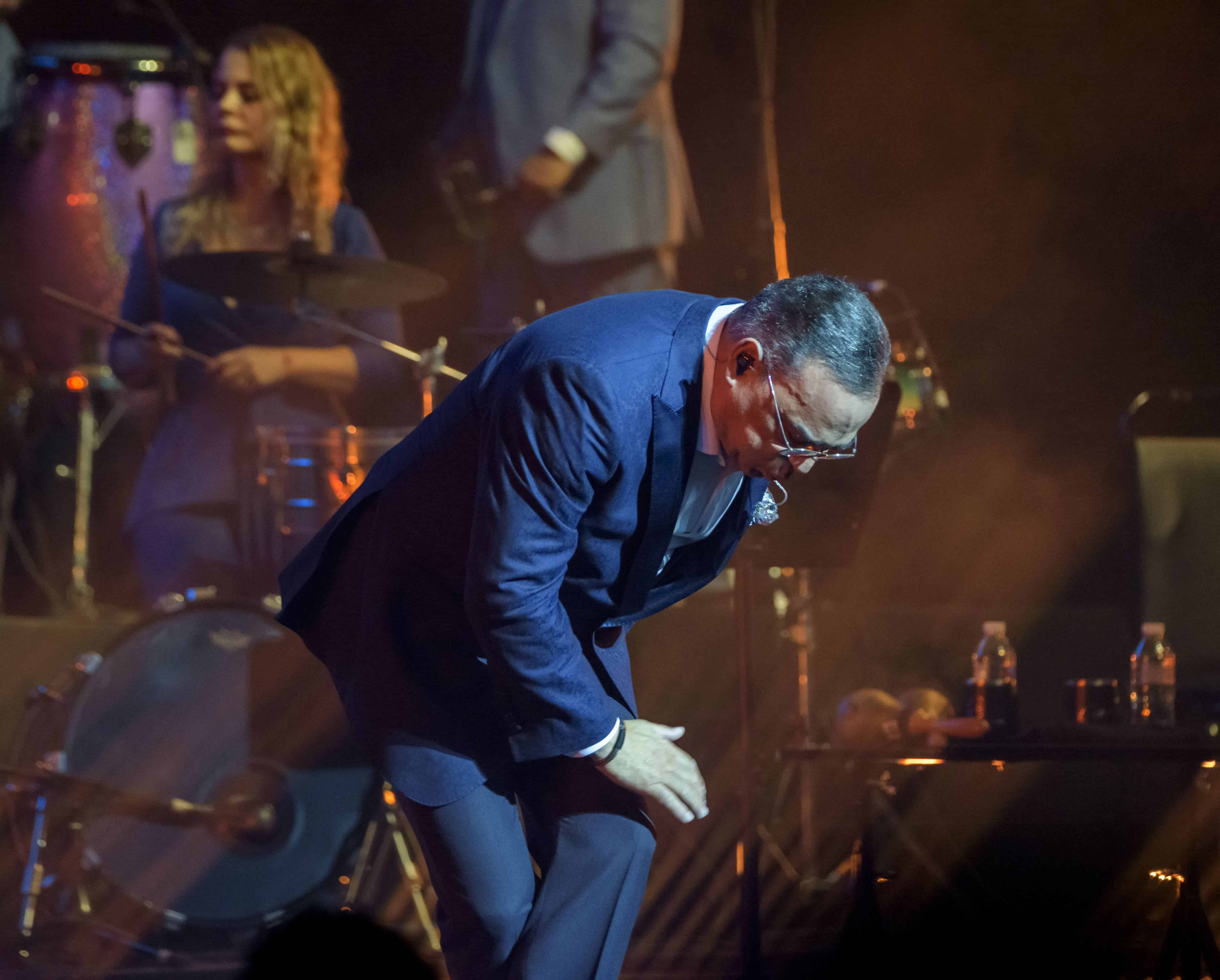 Con su acostumbrada reverencia y palmadas en su pierna derecha culminaba cada canción
