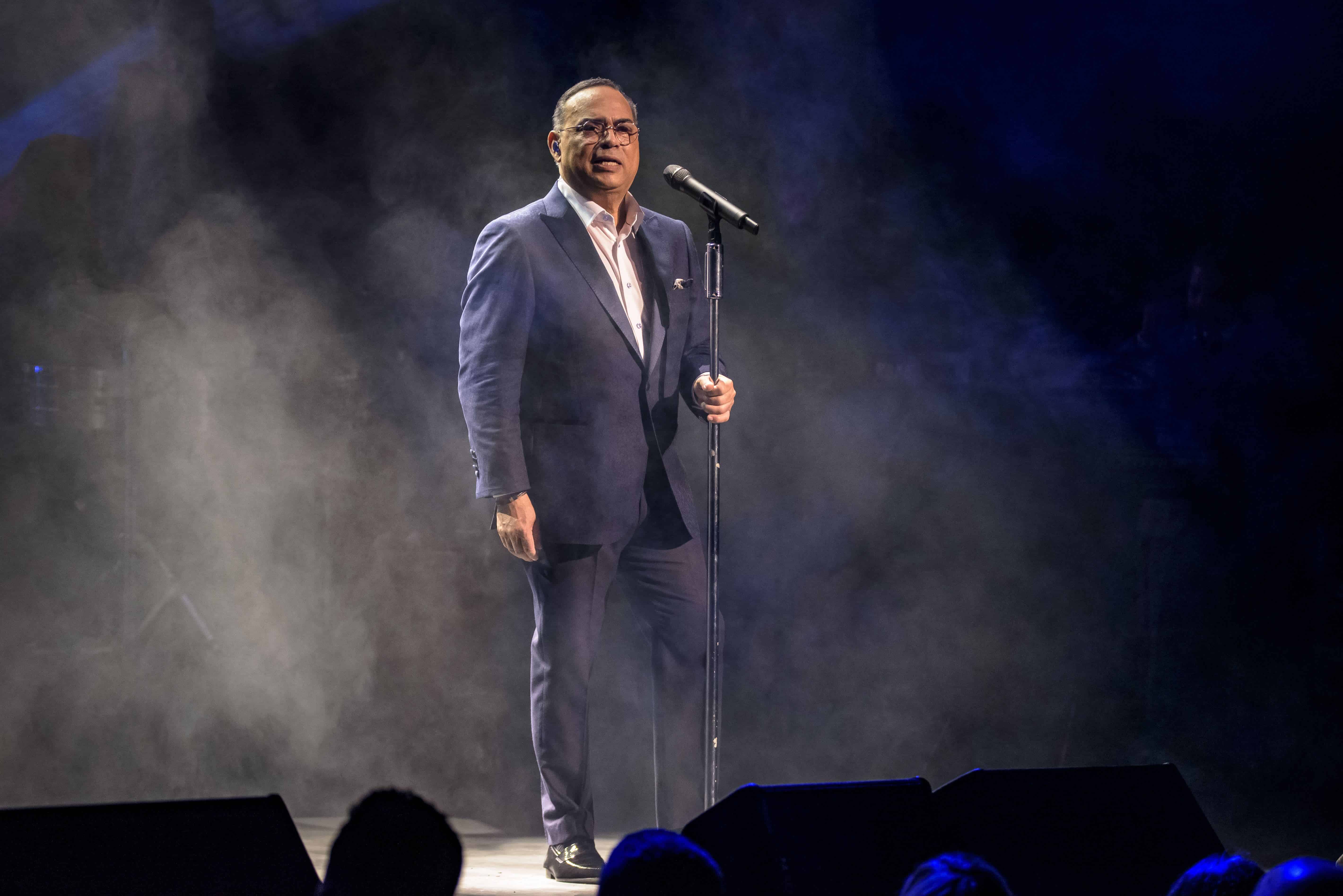 Con una estampa impecable se presento en el escenario el cantante oriundo de Santurce, Puerto Rico. Conversando largamente con el público y recordando su largo recorrido y sus visitas a la República Dominicana.