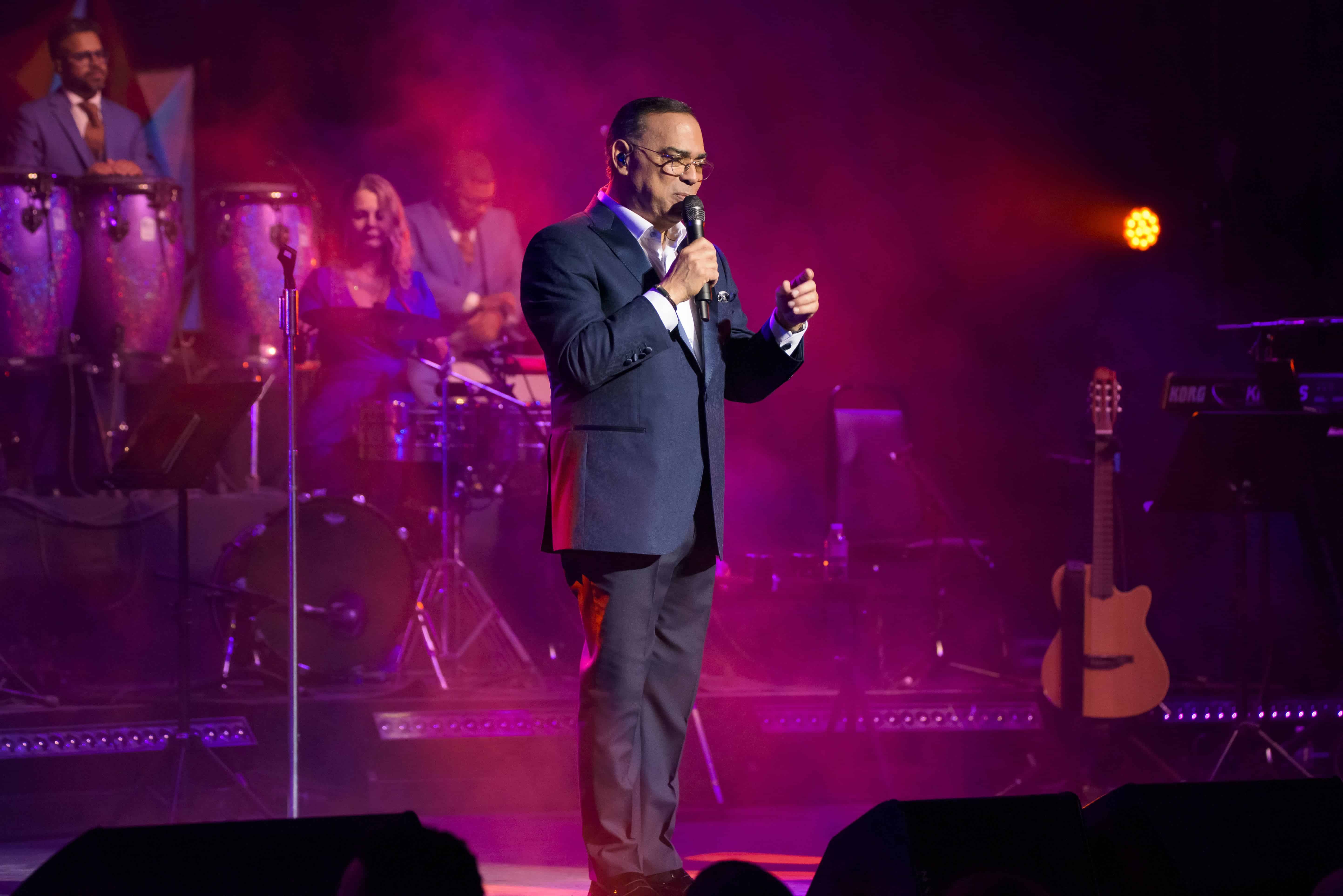 Entre muchas canciones el cantante interpretó temas populares como Conciencia, La Agarrando Bajando, Te Propongo, un Medley de canciones dominicanas y clásicos como Perdóname y Que Alguien me Diga 2.