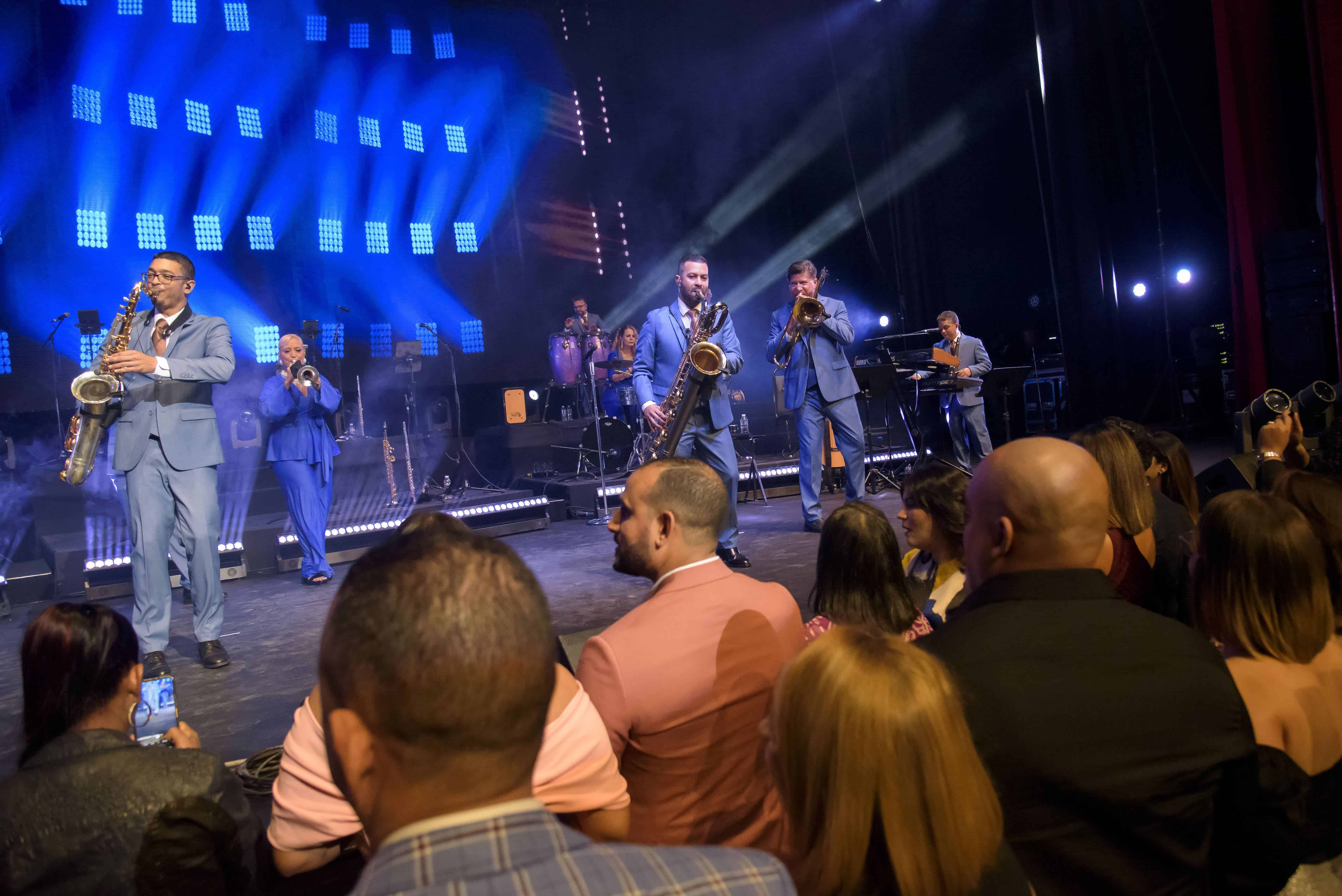 Después de mucha tentación durante casi todo el concierto, la gente al final se levantó de sus asientos y se pusieron a bailar animadamente al son de las trompetas y  la tambora.