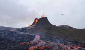 Peligro de erupción en Islandia, autoridades evacuan a miles de habitantes