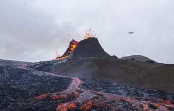 Peligro de erupción en Islandia, autoridades evacuan a miles de habitantes