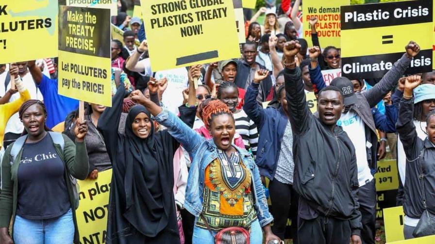 Unas doscientas personas marchan en Nairobi contra la producción masiva de plástico