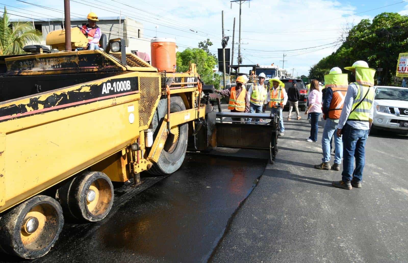 Se realizan trabajos de asfaltado en la entrada de Montecristi y otros sectores del municipio “Esto busca poder movilizar el transporte de carga, sobre todo de Santiago y áreas aledañas hasta el puerto”