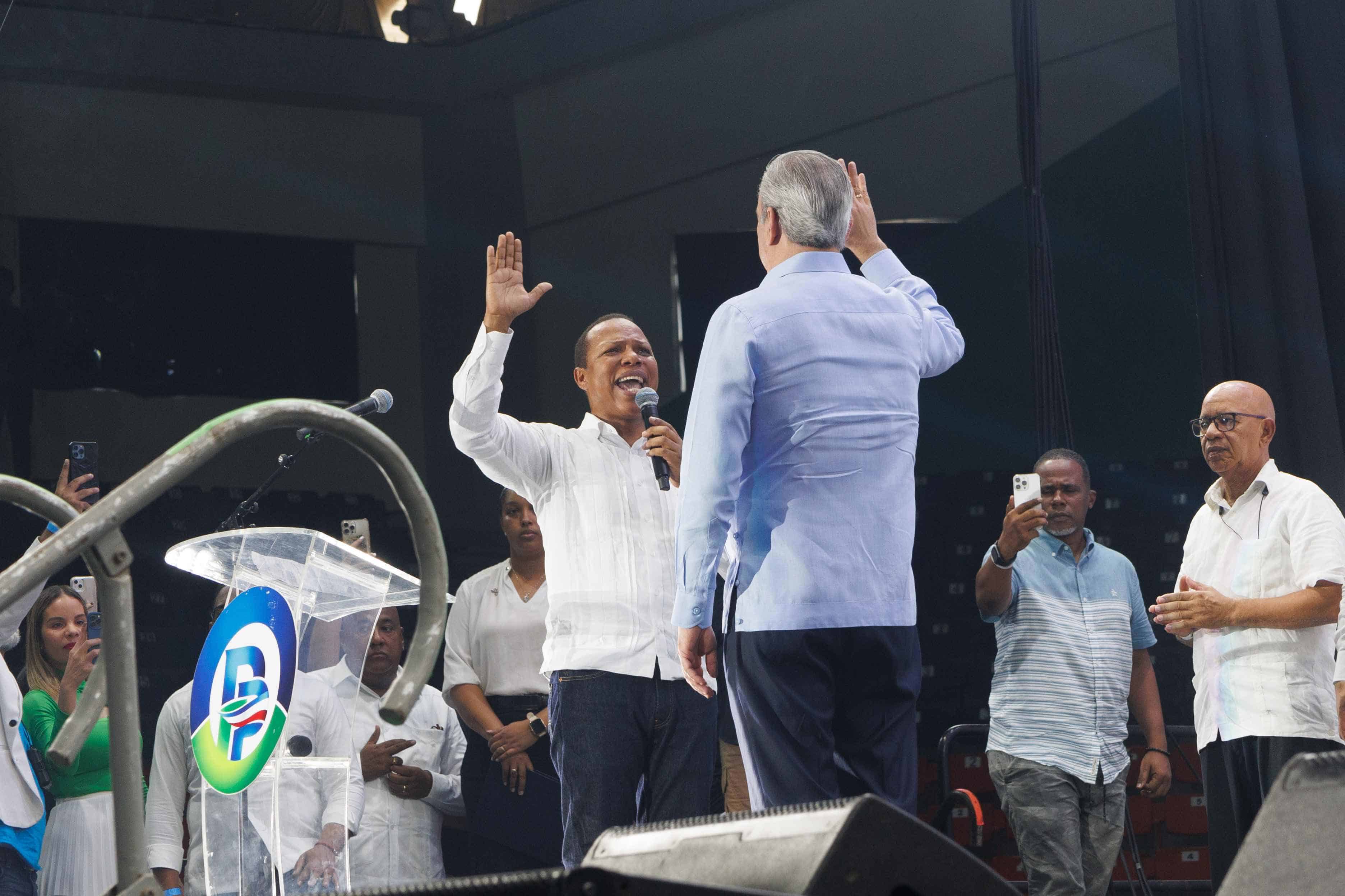 Abinader se juramentó ante el presidente de País Posible, Milton Morrison.