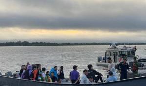 Rescatan a 11 migrantes chinos abandonados en un bote en el Caribe panameño