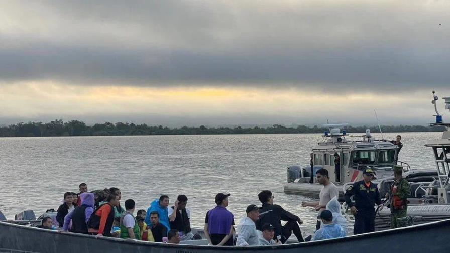 Rescatan a 11 migrantes chinos abandonados en un bote en el Caribe panameño