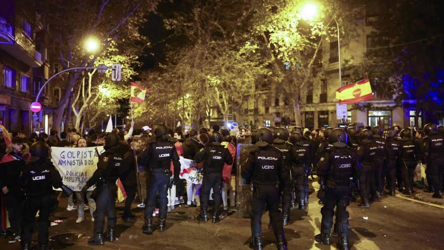 Sin incidentes en la décima noche de protestas ante la sede del PSOE en Madrid