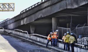 Un incendio industrial masivo obliga el cierre de una autopista de Los Ángeles
