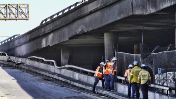 Un incendio industrial masivo obliga el cierre de una autopista de Los Ángeles