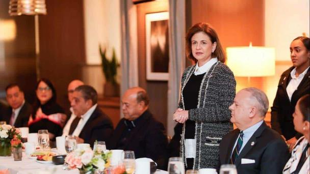 Raquel Peña reconoce a dos comisionados de la policía y a más de 30 estudiantes dominicanos en NY