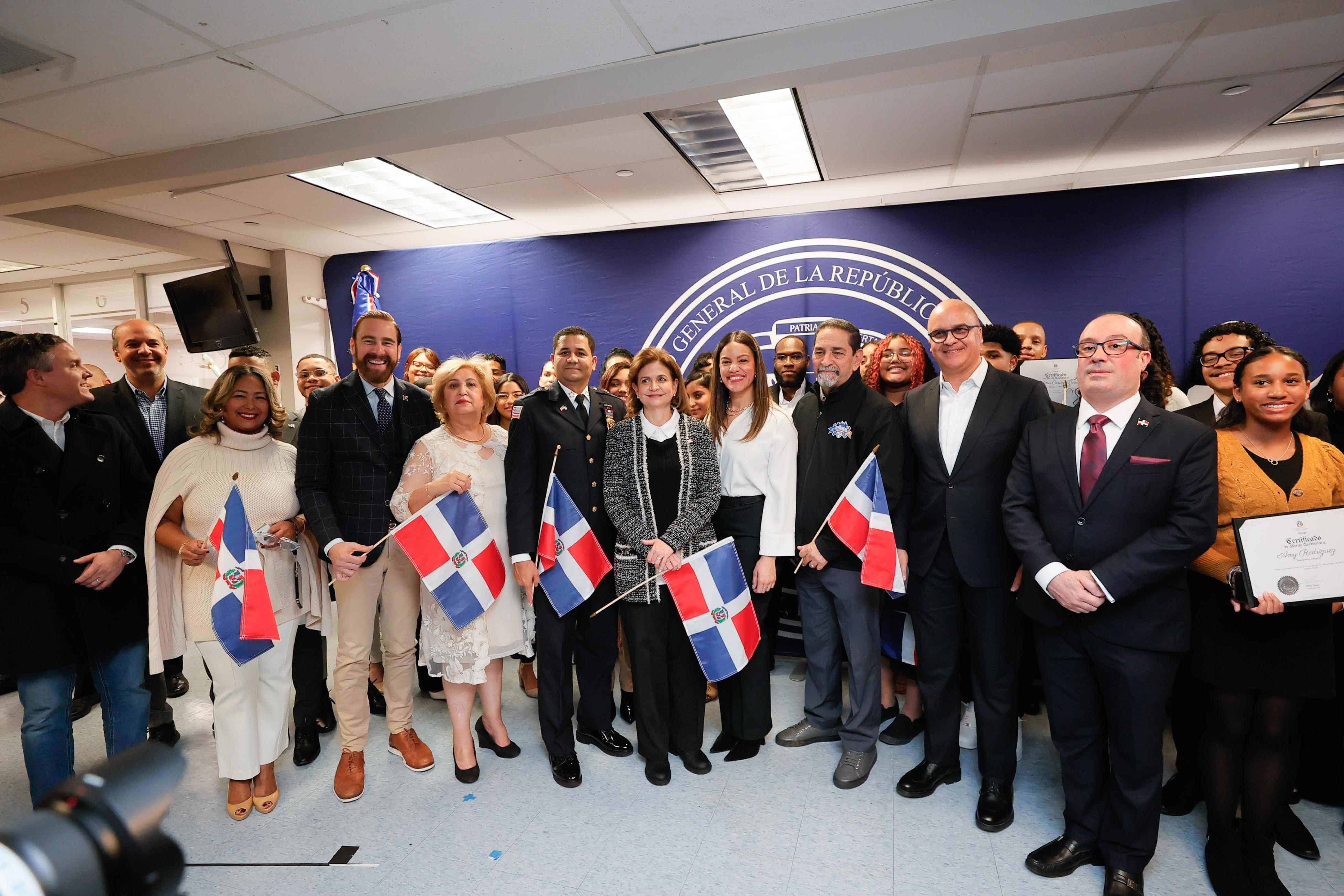 La vicepresidenta Raquel Peña junto a los dominicanos reconocidos en NY. 