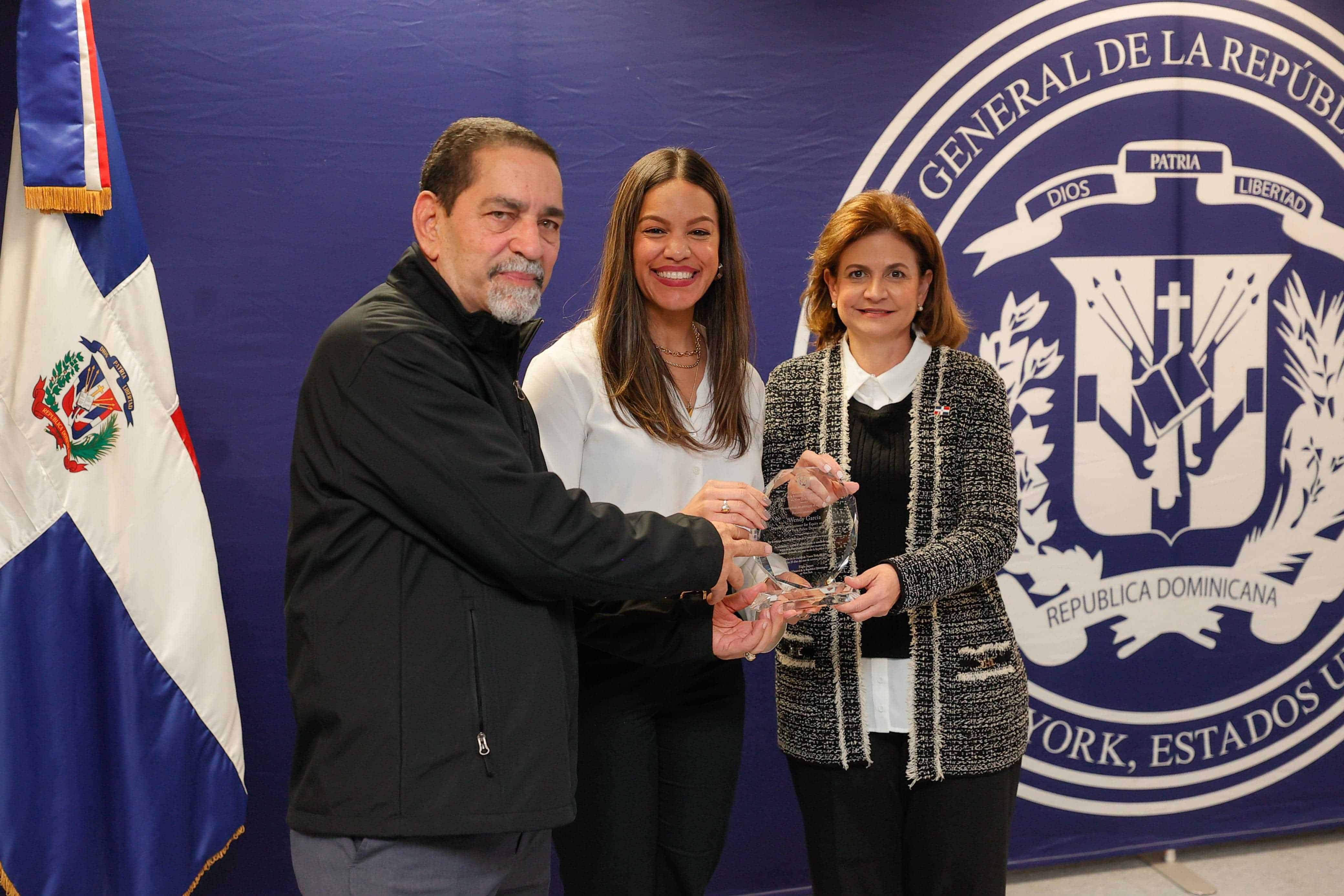 El cónsul dominicano en NY, Eligio Jáquez; la comisionada de Equidad e Inclusión, Wendy García y la vicepresidenta Raquel Peña.