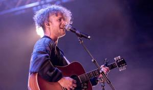 Vicente García se pasea por los ritmos tropicales y es aplaudido en su tierra