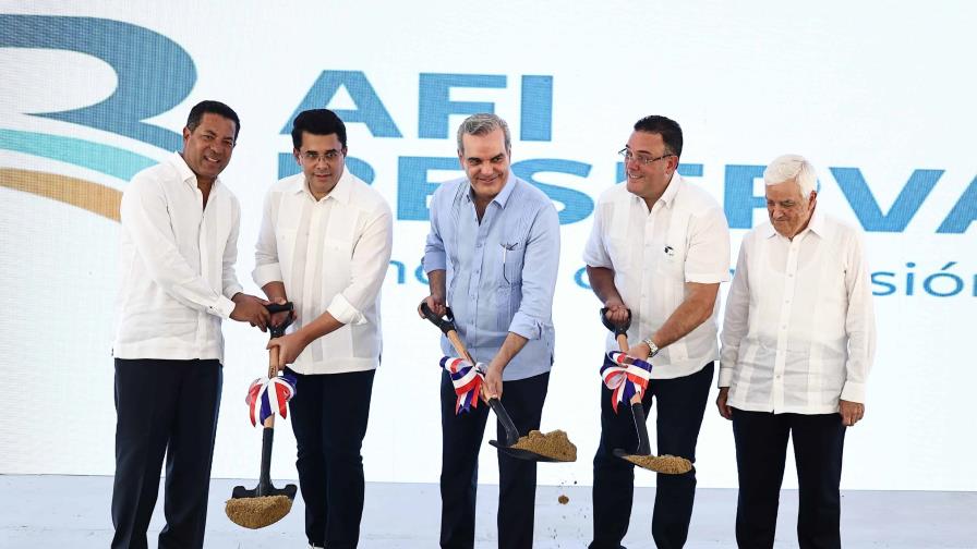 Presidente Abinader da primer palazo para construcción del parqueo Plaza Zona Colonial