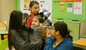 En Texas hay una escuela donde madres adolescentes estudian junto a sus bebés