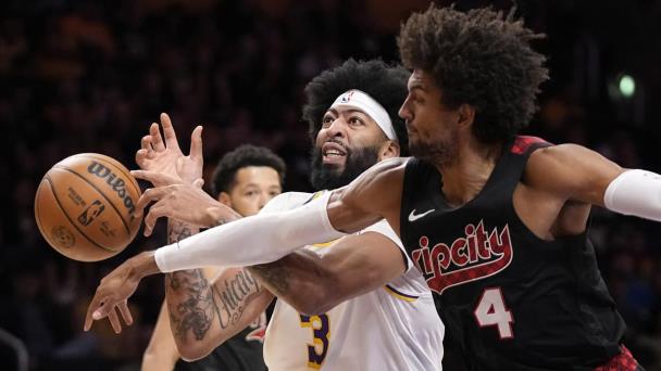 Davis y Hachimura lideran a Lakers ante Trail Blazers, una lesión deja sentado a LeBron