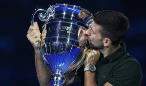 Djokovic recibe su trofeo tras confirmar que terminará el año como número uno del mundo