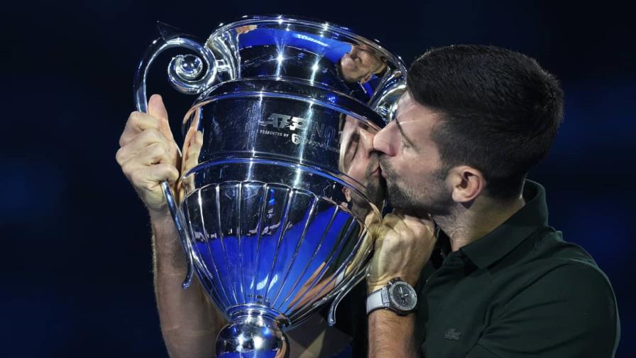 Djokovic recibe su trofeo tras confirmar que terminará el año como número uno del mundo