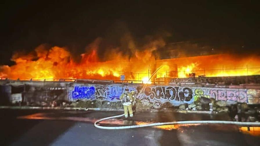 Instan a usar transporte público y trabajar remoto ante cierre de autopista por incendio en Los Ángeles