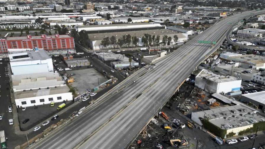 Gobernador: Incendio que dañó carretera de Los Ángeles probablemente fue provocado