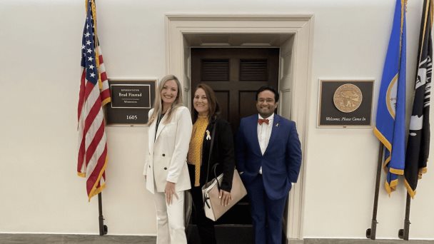 Médico dominicano se reúne con congresistas de EEUU para concienciar sobre la endometriosis