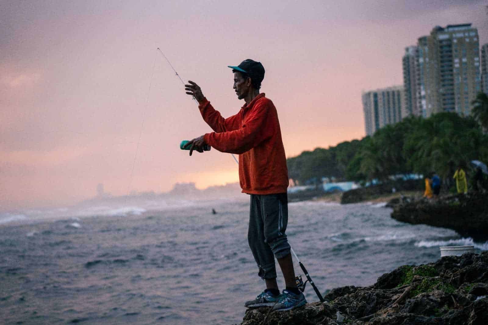 Marcos durante su labor de pesca a la cual se dedica desde hace casi 40 años.