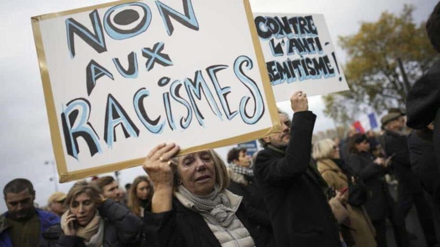 Más de 100,000 personas se manifiestan en París contra el antisemitismo