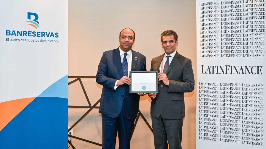 LatinFinance otorgó dos reconocimientos al Banreservas como mejor banco del año