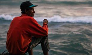 La paciencia es lo mejor de la pesca, asegura pescador que atrapa palometas a mano