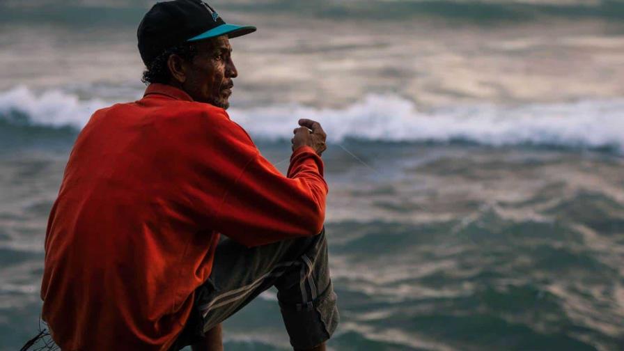 La paciencia es lo mejor de la pesca, asegura pescador que atrapa palometas a mano