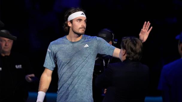 Tsitsipas se retira de las Finales de ATP durante duelo ante Rune por lesión