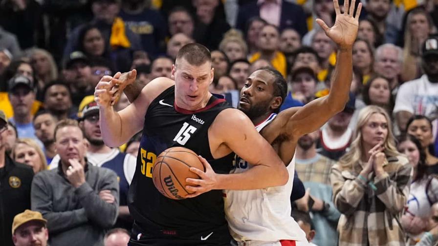Jokic anota 32; Nuggets vencen a Clippers, que no han ganado con Harden