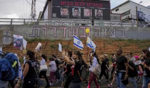 Familiares de rehenes secuestrados por Hamás piden sean liberados no importa cómo