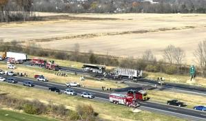 Tres muertos y 18 heridos por choque de camión con autobús escolar en Ohio