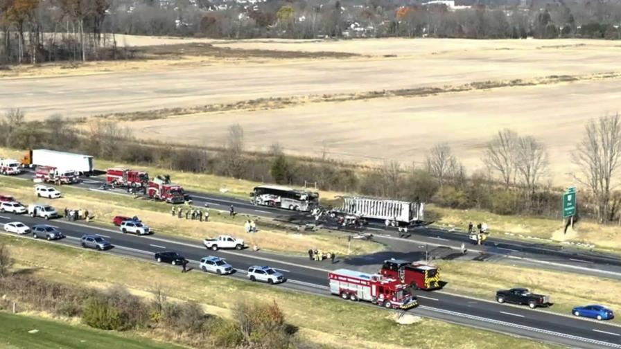 Tres muertos y 18 heridos por choque de camión con autobús escolar en Ohio