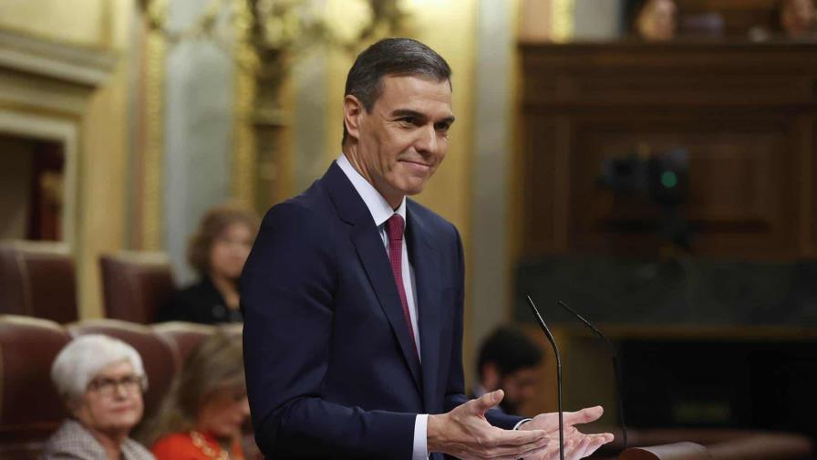 Sánchez defiende la amnistía en Cataluña, oposición española lo acribilla