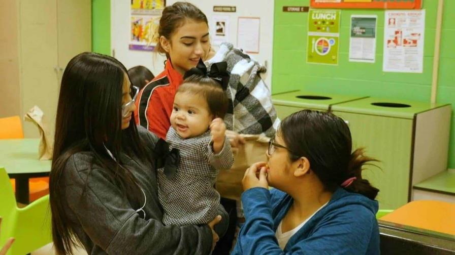 En Texas hay una escuela donde madres adolescentes estudian junto a sus bebés