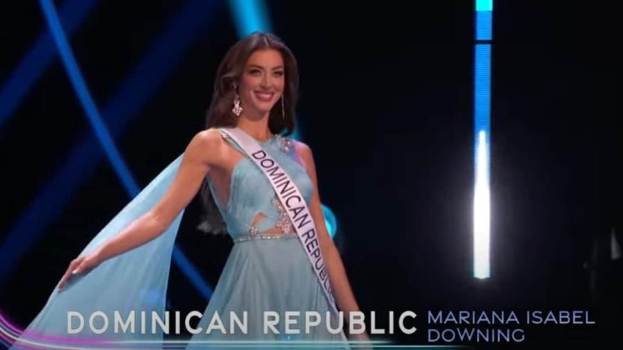 De azul, Mariana Downing desfila en traje de gala en la preliminar del Miss Universo