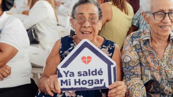 Mived entrega bonos saldo a familias de Invivienda