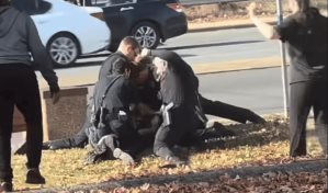 EEUU: Agente policial golpea a puñetazos a mujer tendida en el suelo