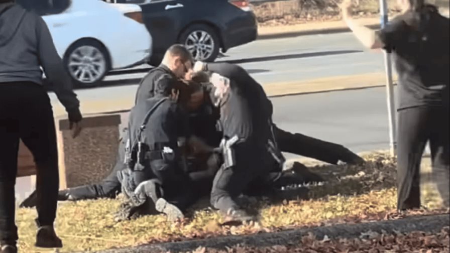 EEUU: Agente policial golpea a puñetazos a mujer tendida en el suelo
