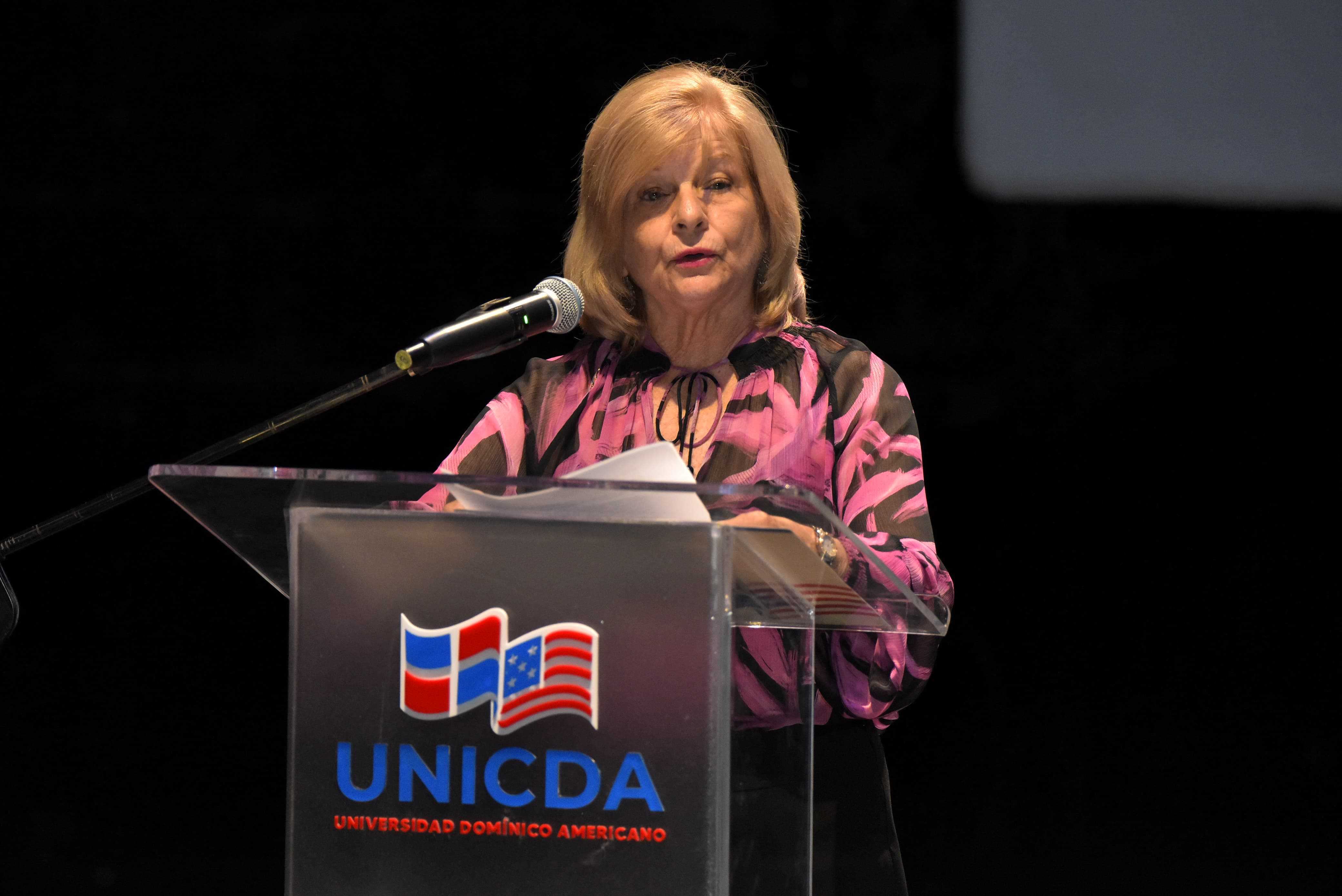 Lucy Threan de Lamarche, secretaria del Consejo de Directores del Instituto Cultural Domínico Americano.