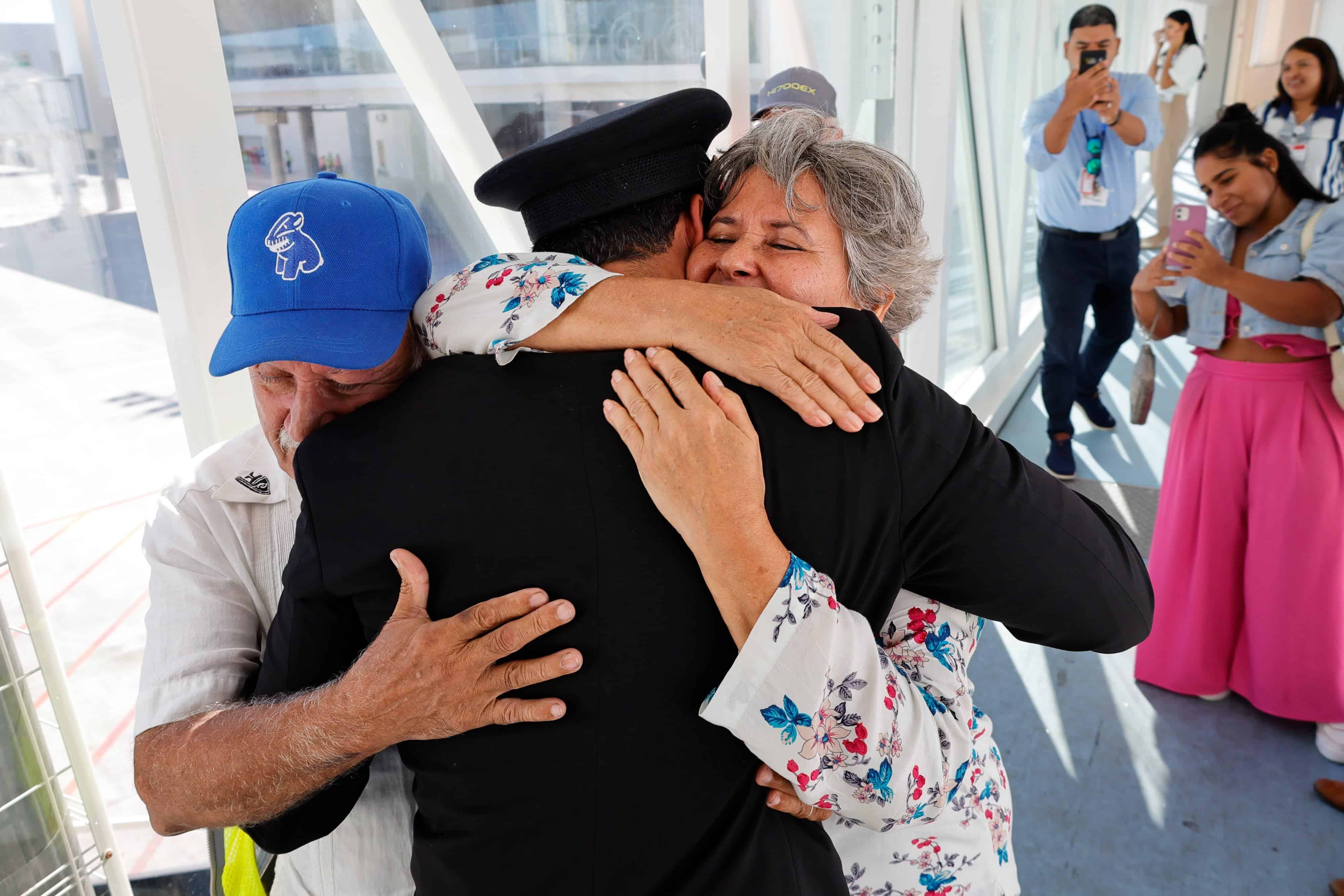 El piloto abraza a sus padres, Victoria Soñé y Thimo Pimentel.